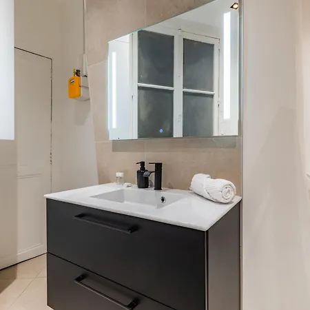 Spacious Air-conditioned In 8th Appartamento