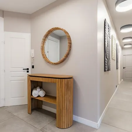 Spacious Air-conditioned In 8th Appartamento Parigi