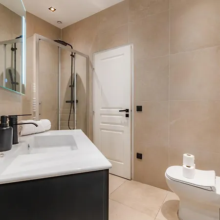 Appartamento Spacious Air-conditioned In 8th Parigi