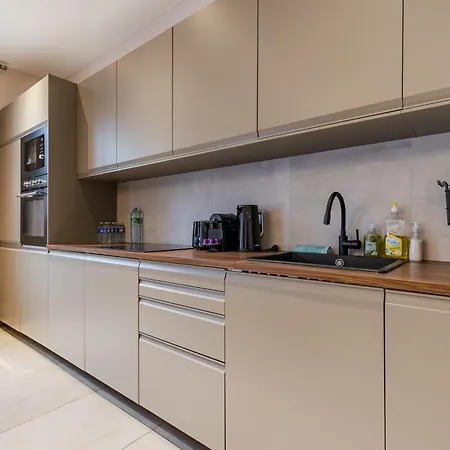Appartamento Spacious Air-conditioned In 8th Parigi
