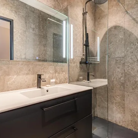 Spacious Air-conditioned In 8th Appartamento
