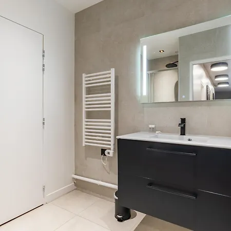 Appartamento Spacious Air-conditioned In 8th Parigi