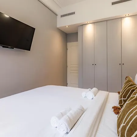Spacious Air-conditioned In 8th Appartamento